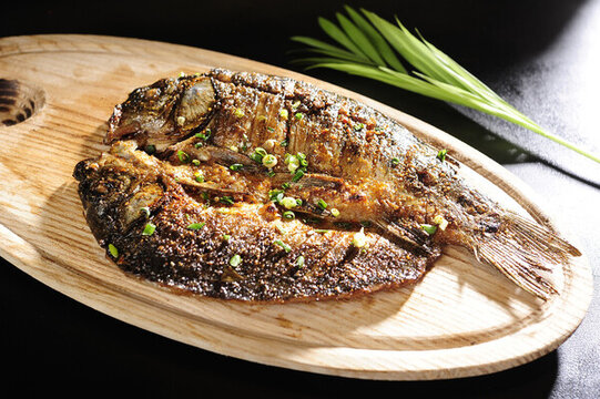 煎鯽魚