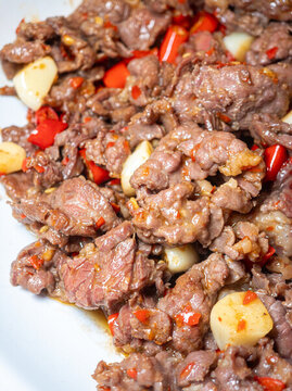 餐盤(pán)里的小炒牛肉