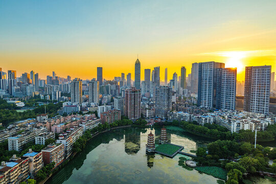 湖北武漢寶島公園夕陽城市天際線
