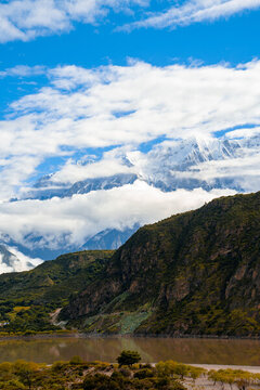 西藏林芝雪山山谷風(fēng)光