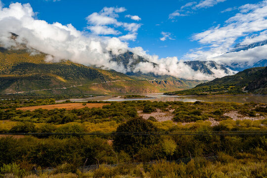 西藏林芝雪山山谷風(fēng)光