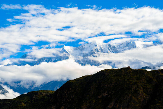 西藏林芝雪山山谷風光