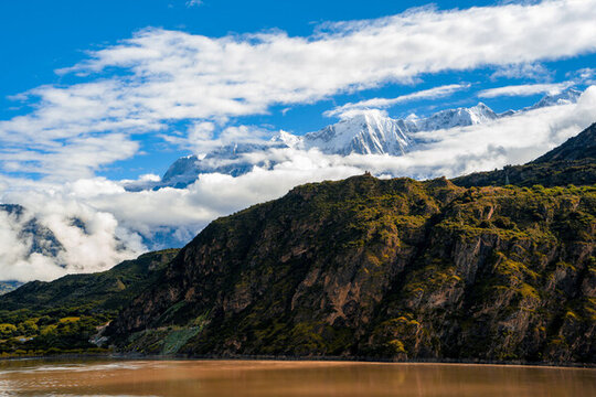 西藏林芝雪山山谷風(fēng)光
