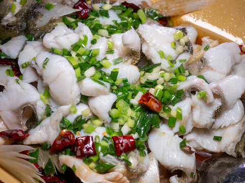 餐盤里的清蒸鱸魚
