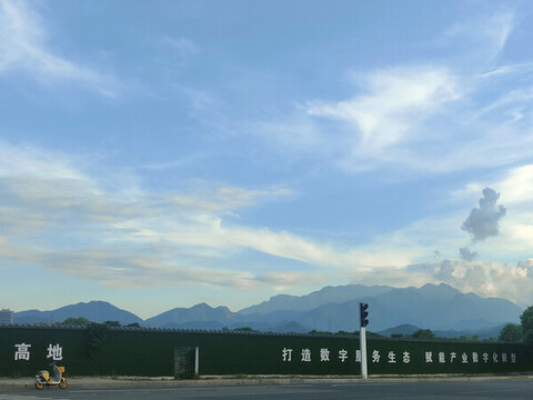 藍天山巒和白云