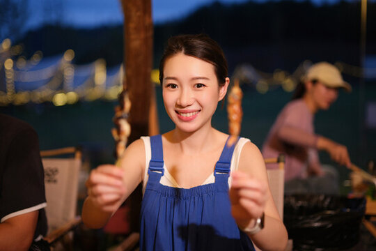 吃燒烤的女性