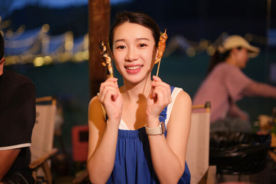 吃燒烤的女性