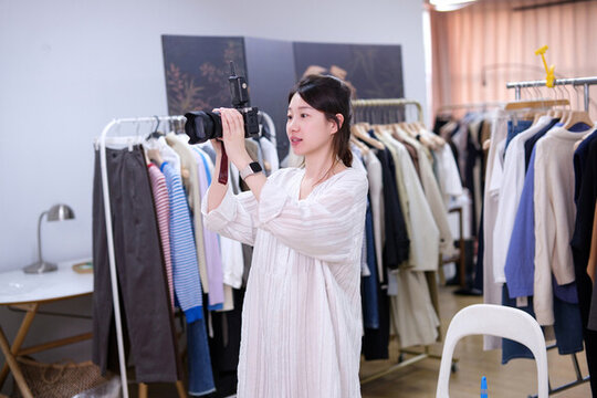 女攝影師拍攝服裝