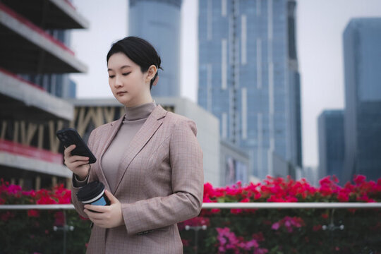 戶外咖啡休息的職業(yè)女性游覽郵件