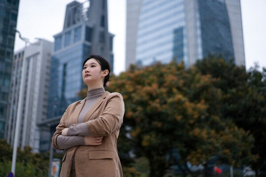 城市背景中的自信職業(yè)女性