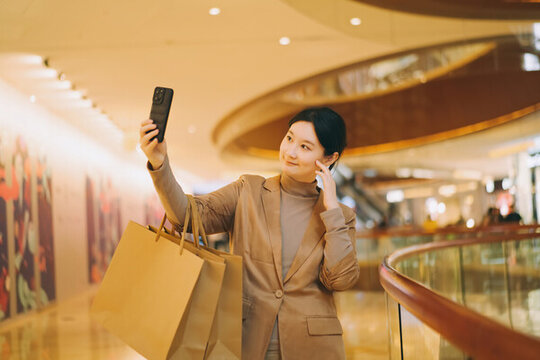 購(gòu)物中心職業(yè)女性手提購(gòu)物袋自拍