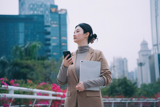 在城市背景中的職業(yè)女性咖啡休息