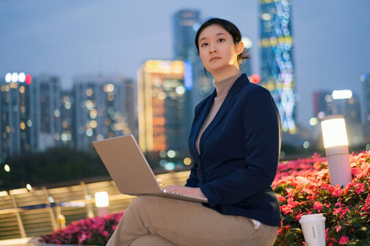 戶外賦權(quán)女性用平板電腦高效工作