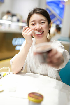 女孩把美食伸向鏡頭