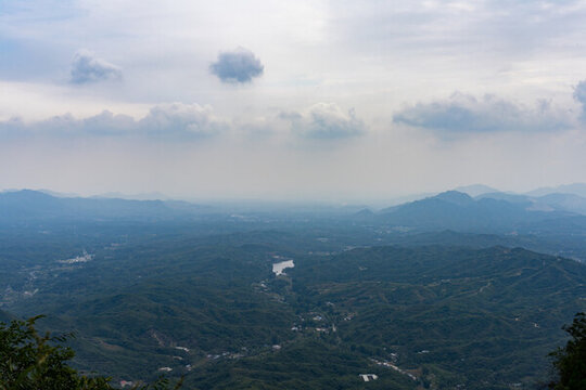 秋游賞戶外山頂風(fēng)光看群山美景