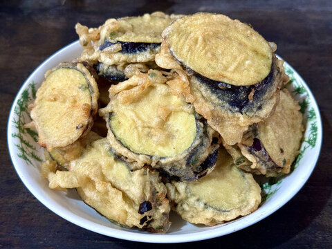 家庭自制油炸茄盒美食制作過程