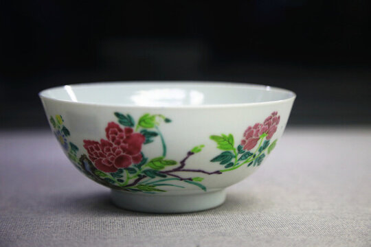粉彩牡丹花卉紋碗