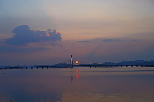 夕陽下的東江特大橋