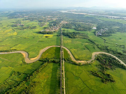 水潤(rùn)田園景如畫(huà)