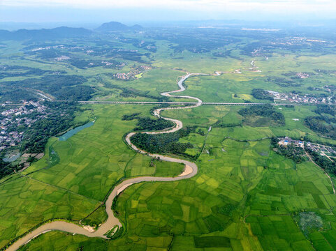 水潤(rùn)田園景如畫(huà)
