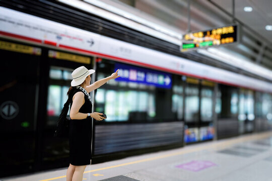 時(shí)尚女性在現(xiàn)代地鐵站等候