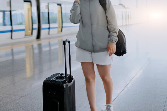 帶著行李在火車站等候的旅行者