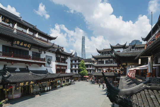 上海城隍廟古建筑和上海中心大廈