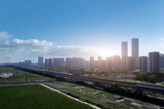 航拍城市天際線和鐵路運(yùn)輸軌道