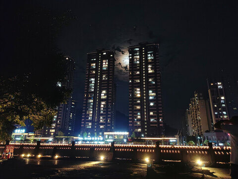 月光下的城市高樓