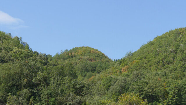藍天白云下的青山
