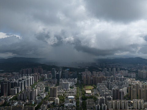 深圳夏天暴雨