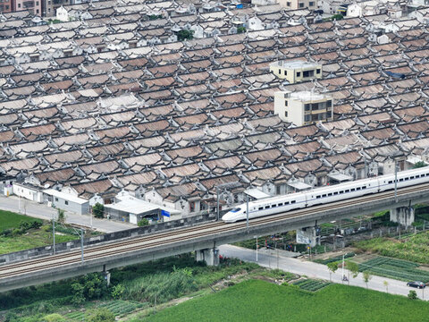 高鐵在潮汕民居中穿行