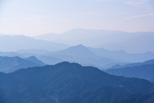 水墨群山遠(yuǎn)山