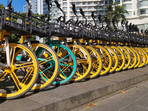 街邊停放的共享單車