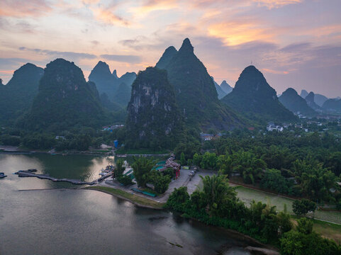 桂林陽(yáng)朔漓江日出朝霞