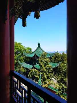 鴻恩閣上看報恩亭
