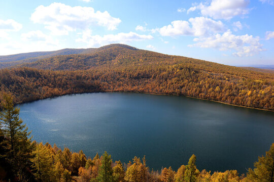 阿爾山駝峰嶺天池秋季風光