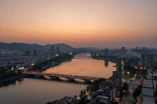 城市夜景中的橋梁與河流