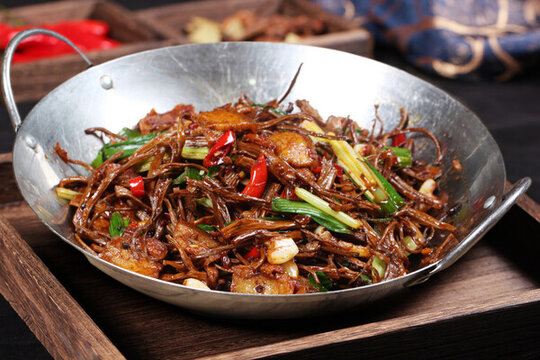 干鍋臘肉茶樹菇