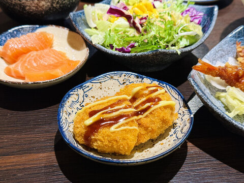 日式料理三文魚蔬菜沙拉蟹腳飯