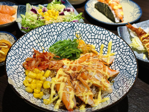 日式料理三文魚蔬菜沙拉蟹腳飯