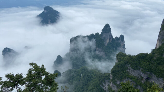 云霧下的山