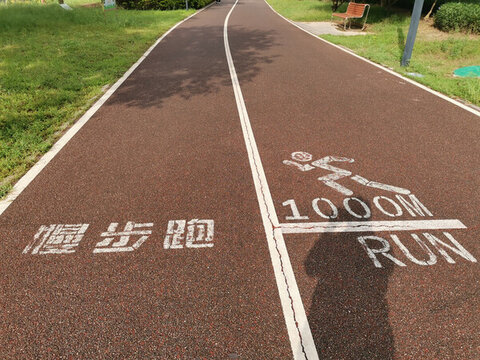 龍溪湖慢跑徑光影交錯