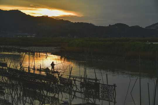 夕陽下霞浦縣鹽田畬族鄉(xiāng)漁村漁民