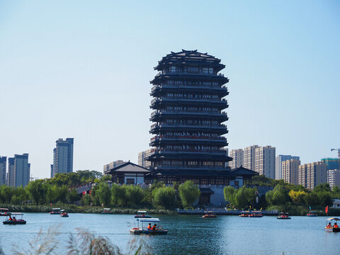 淄博齊盛湖公園的湖水與海岱樓