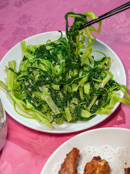 餐盤里的蒜蓉炒通心菜