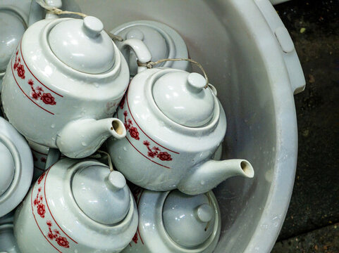 堆疊的復(fù)古花紋陶瓷茶壺