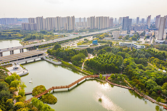 航拍鄭州雕塑公園西流湖水系景觀