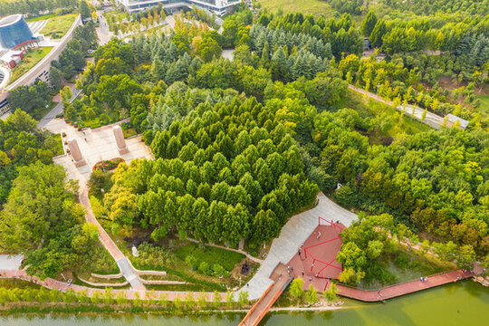 航拍鄭州雕塑公園西流湖水系景觀
