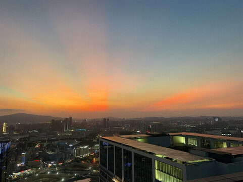 城市建筑高處夕陽美景